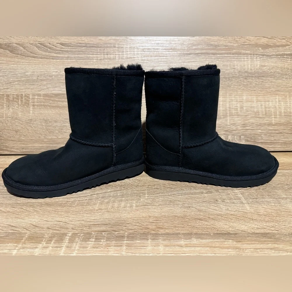 NIB UGG Classic II Kids 2 Black Winter Snow Boots size 2Y Shearling boys girls